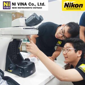 Kỹ sư Nivina thực hành lắp ráp kính hiển vi sinh học Nikon