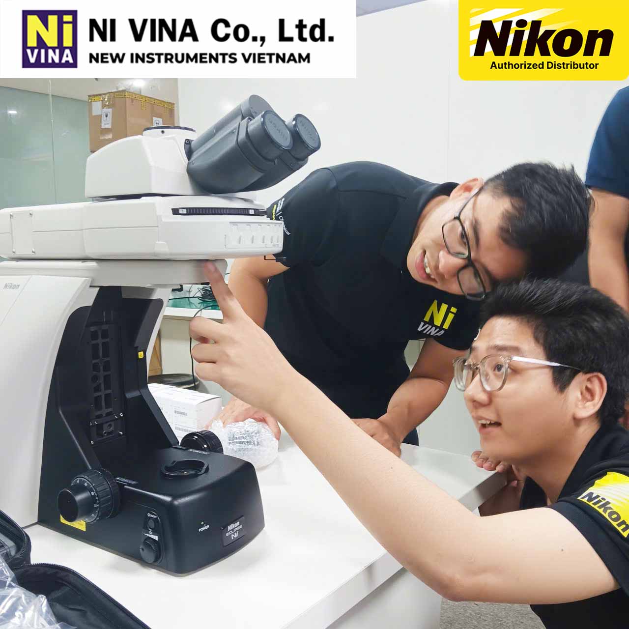 Kỹ sư Nivina thực hành lắp ráp kính hiển vi sinh học Nikon